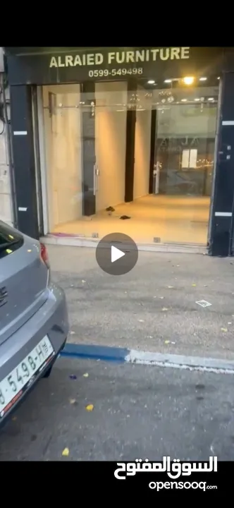 محل للبيع بالخلو ع الشارع الرئيسيي مقابل بلدية البيرة مساحة 40متر