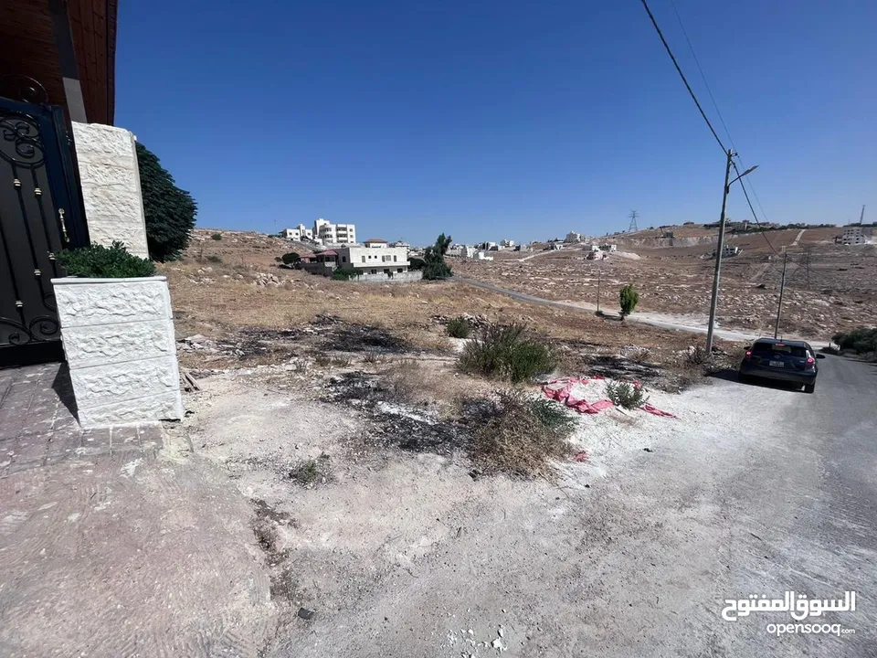 ارض سكنية مساحة 890 متر على 3 شوارع للبيع