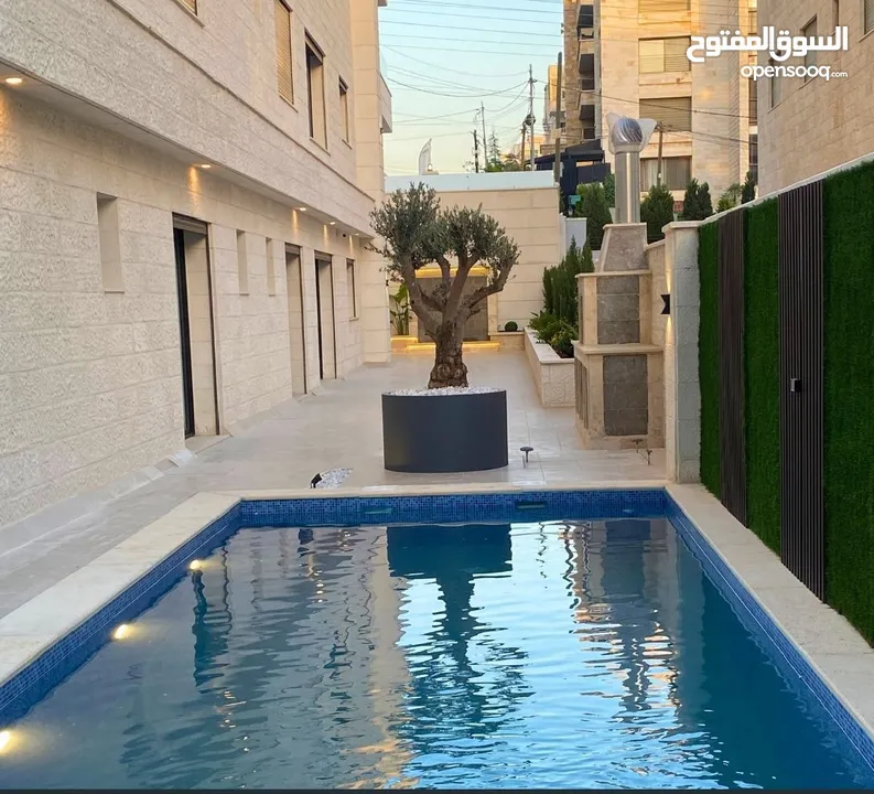 شقة فاخرة بإطلالة  مميزة بارقى مناطق عمان الغربية الجبيهة ارضي واخير مع رووف وطوابق