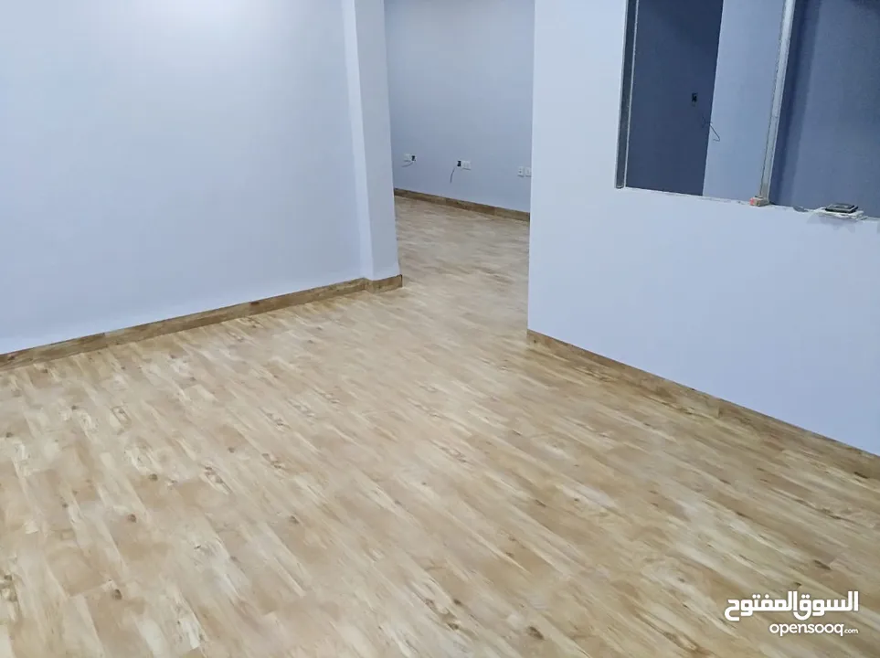 باركيه ارضيات اوروبيه بجوده عاليه مقاومه رطوبه وخدش سهل تركيب  غير محتاج خلع بلاط فنيل