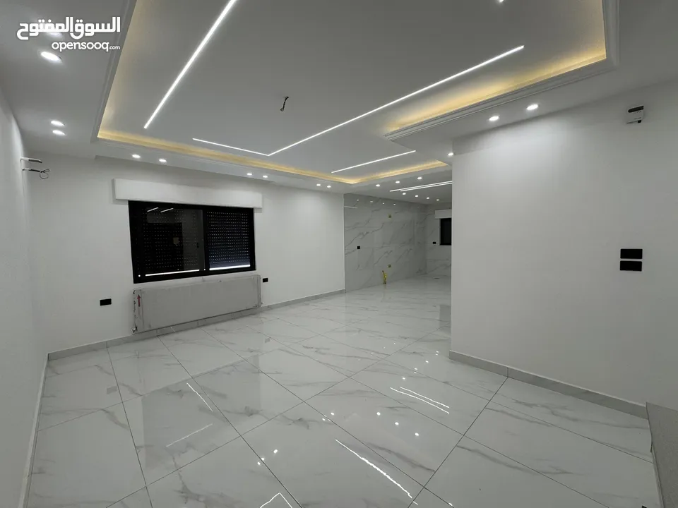 شقة طابق اخير مع رووف بمساحة داخلية 230م في طريق المطار - البنيات