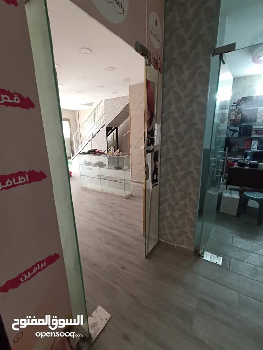 محل تجاري طابق ثاني مطل على الشارع ومدخل على الشارع مساحة 150متر مع برندة