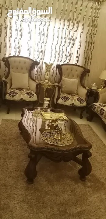 طقم كنب خشب زان للبيع مع البرادي بحاله الجديد