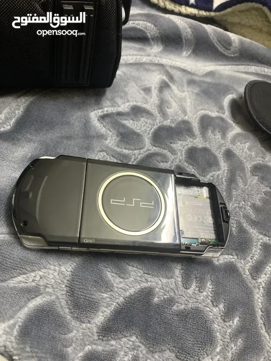 Psp اصلي مستعمل مع اربعة سيدي و حافظة اصلية و شنطة اصلية من عام 2000