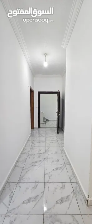 شقة طابق ارضي سوبر ديلكوس كما يوجد غرف مفروشة لطلاب الطب قرب مستشفى السلط الجديد