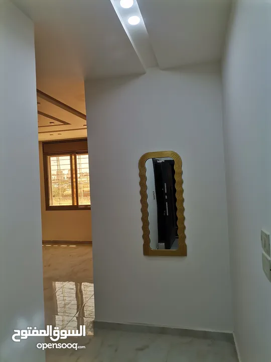شقه 205 م طابق ثاني فني للبيع على شارع البترا شرق اربد مول قراند مقابل بيت البن البرازيلي