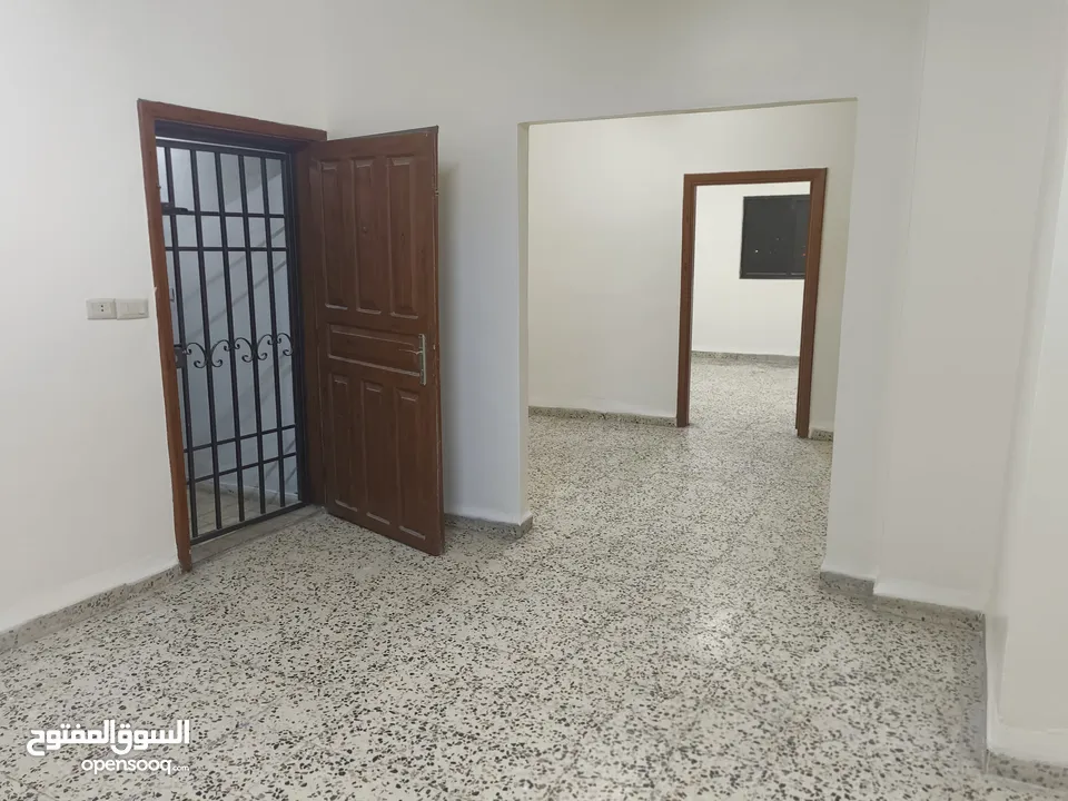 شقة طابق ثاني للإيجار في حي نزال بالقرب من شارع الدستور