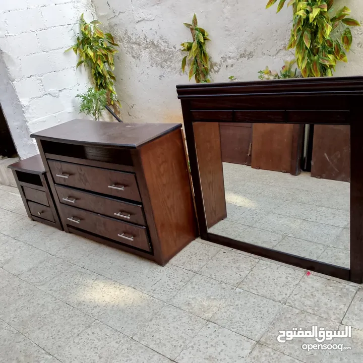 غرفة نوم شبابيه عباره عن تختين وتواليت ومراي وخزانه سحاب درفتين وكومودينا