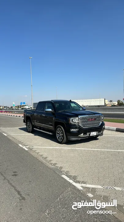 GMC SIERRA DENALI  2018 جمس دينالي فل مواصفات بحالة ممتازة فورويل فتحة لون اسود داخل اسود