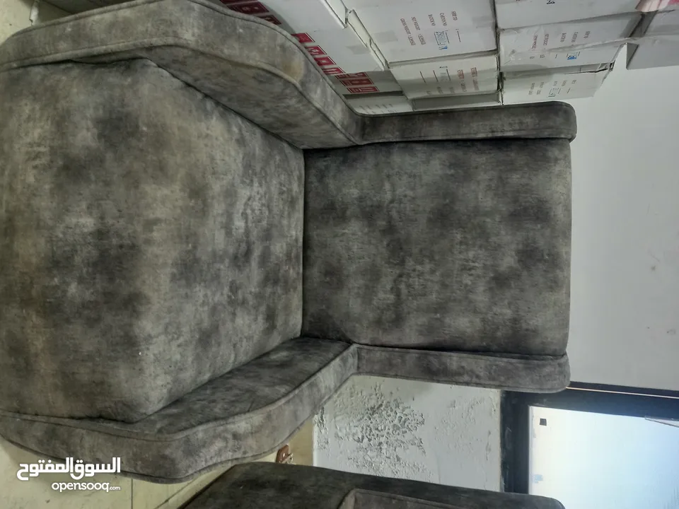 ثلاث كراسي مخمل لون رمادي للبيع ممكن ينحطو لصالونات الشعر (بديكير & مناكير)