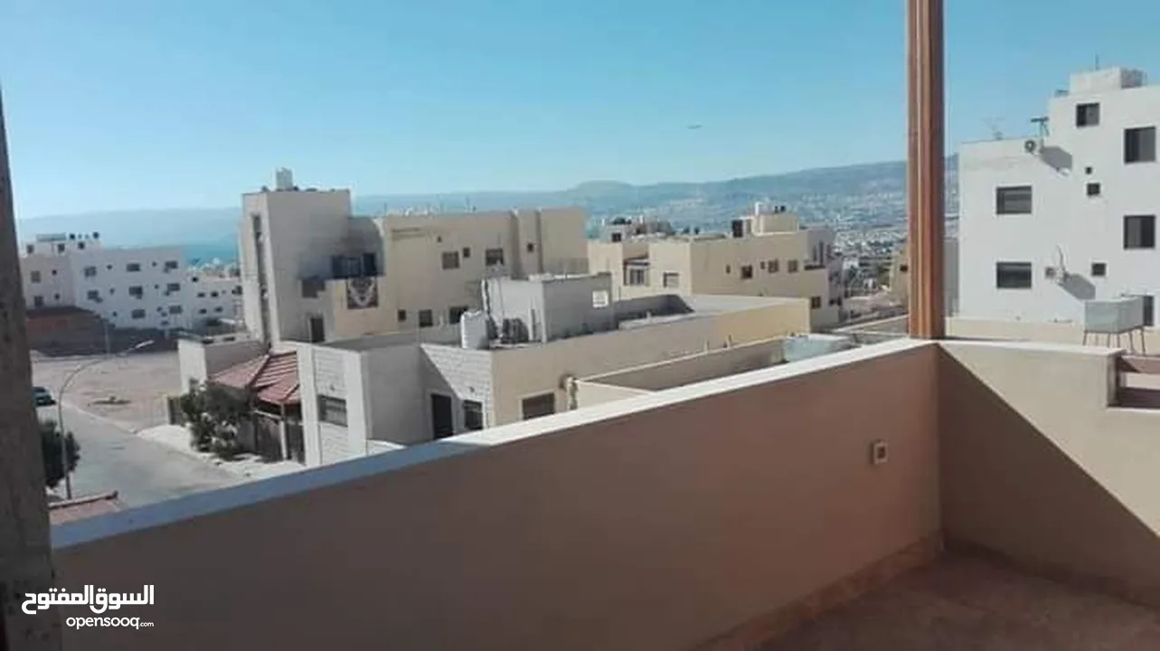 شقة رائعة مفروشة للايجار السنوي بالعقبة اطلالة بحرية، ،بالتاسعة أهالي مكونة من غرفة نوم وصالة كبيرة