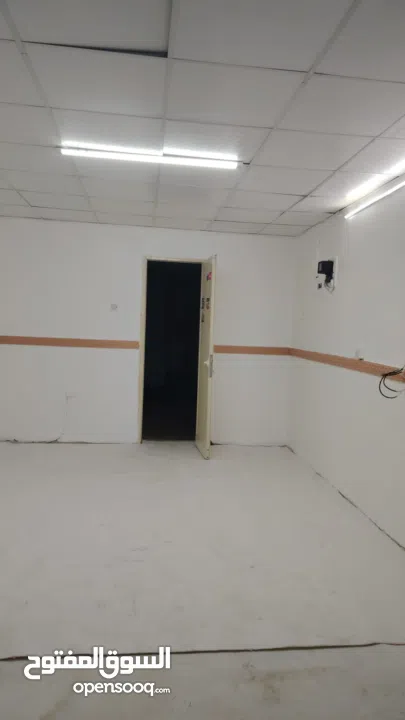 شقه للايجار 2 غرفه وصاله كبيره ومطبخ و2 حمام شامله الانترنت والكهرباء