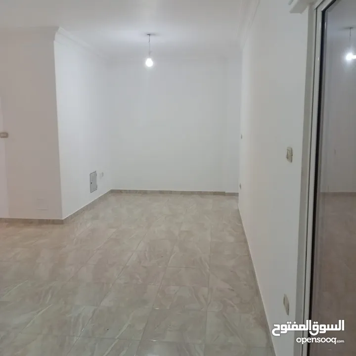 شقه مميزة نضيفه جدا فاخره بمنطقة ام السماق+ مساحه 220 متر - موقع مميز جدا