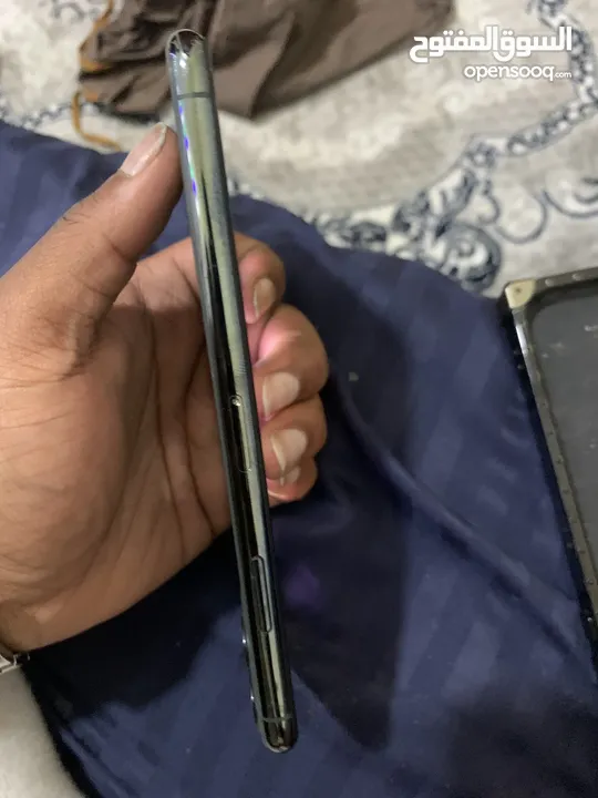 iphone 11 pro max no have any problems and  الشاشة شوي مكسورة من الطرفscratch and Screen little Brok