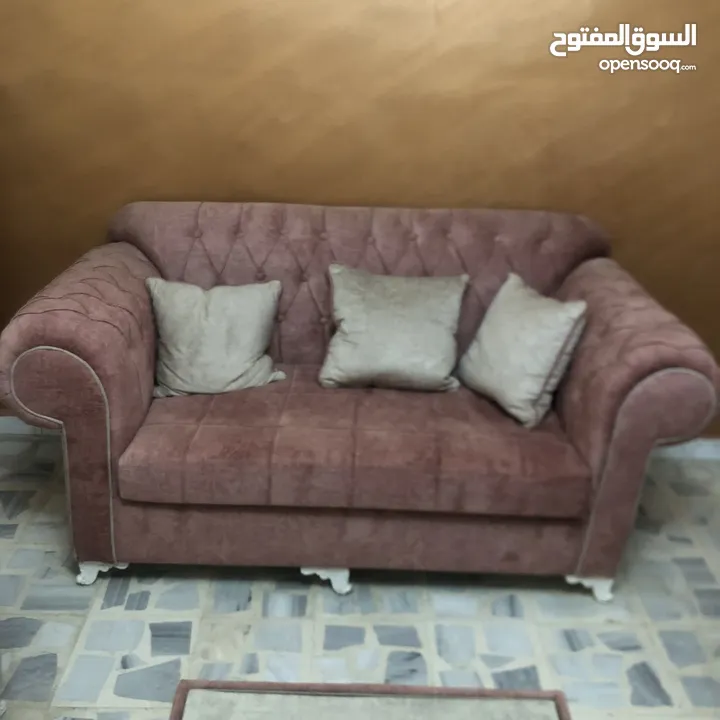 طقم كنب سبع مقاعد تفصيل مع طاولة وسط