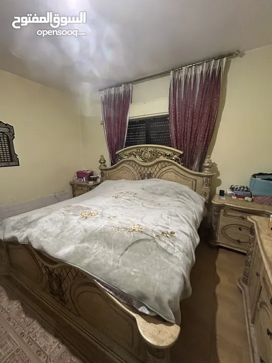 غرفة نوم ماليزي بحالة ممتازة داخليتها ممتازة جداً ووسيعة الله يبارك لصاحب النصيب
