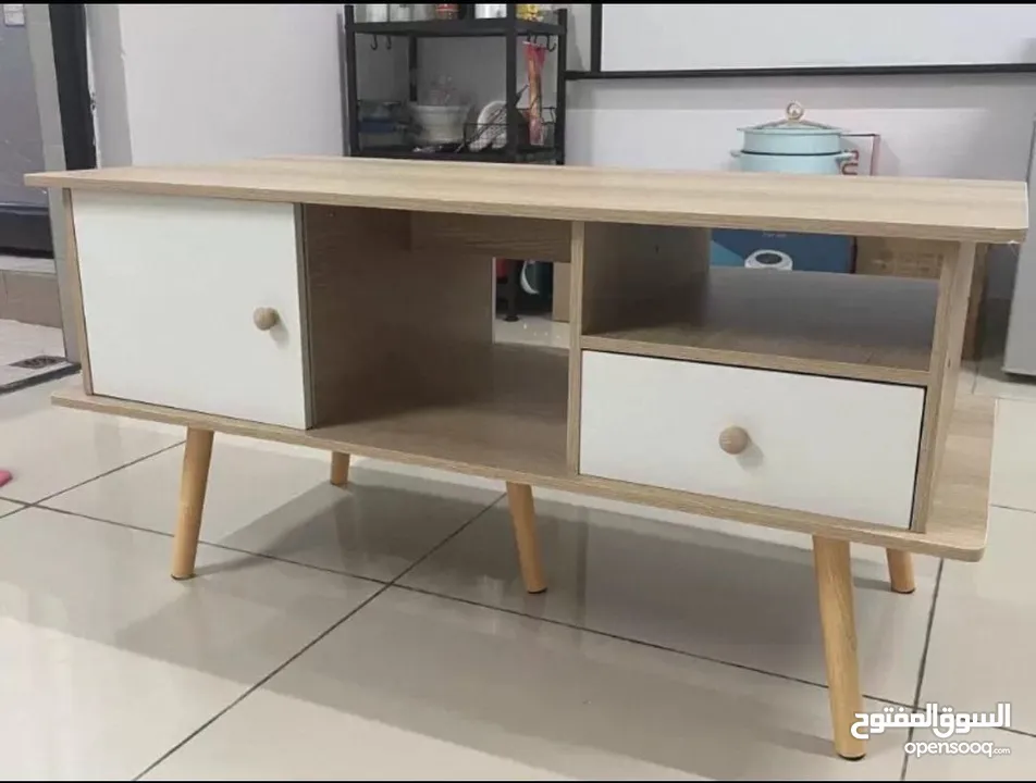 طاولة صالون عصرية متعددة الاستخدامات بتصميم أنيق يجمع بين البساطة والعملية لتكون قطعة مثالية في غرفة