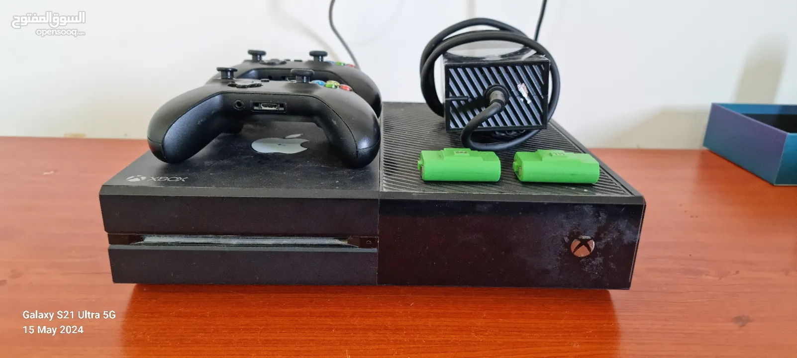 Xbox one with 2 controllers (قابل لي تفاوض بحدود المعقول