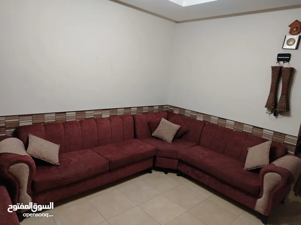 طقمين كنب واحد  9 مقاعد خشب الزان استعمال خفيف وطقم معيشة 7 مقاعد