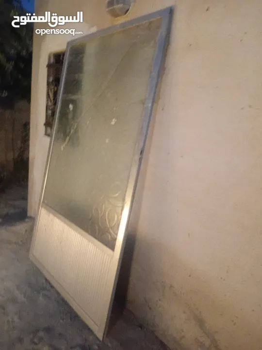 اثاث بقاله واجهه المنيوم وباب حديد سحاب