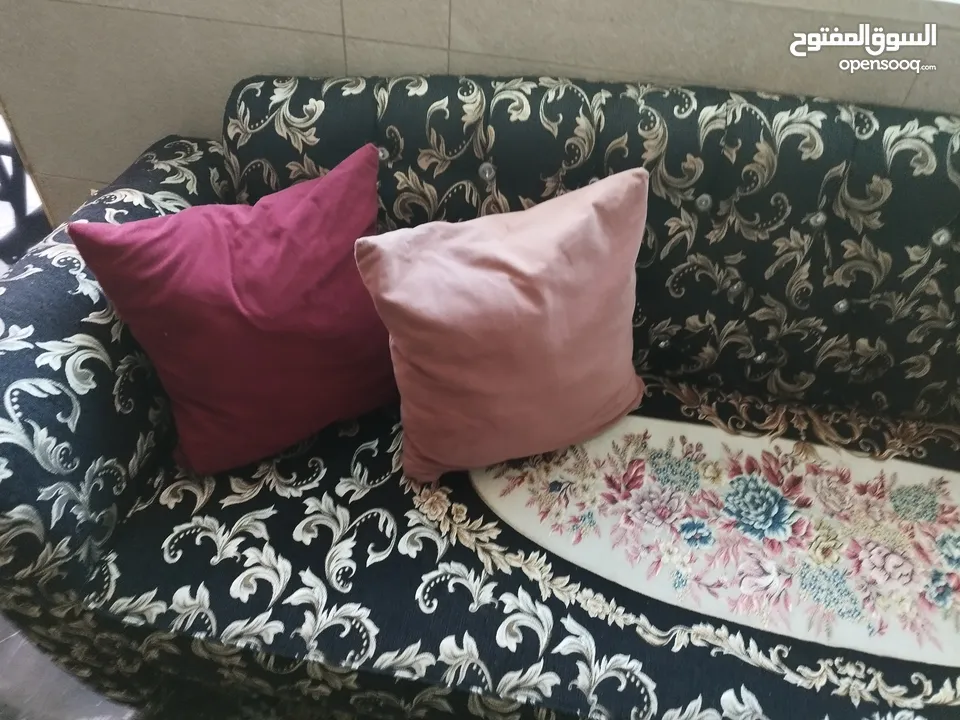طاولة وسطية معدن وزحاج وتنين جانبيات خشب اسود ايكيا وسجلونتين ثلاثية  بتفتح بكس ثنائية وكرسين انتيكا
