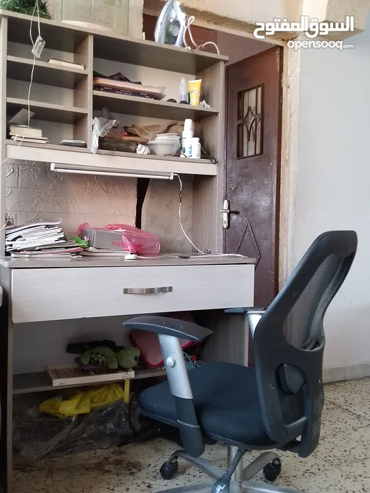 مكتب مع كرسي للدراسة أو لشغل بحالة الجديد وبسعر مغري جدا ا