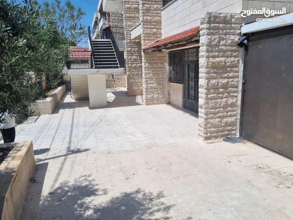 عمارة مكون من طابقين  العمارة على شارعين يوجد فيها مخازن للايجار وسوبر ماركت موقع مميز