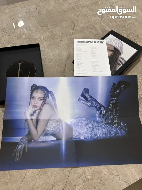 البوم بلاكبينك ليسا(LALISA) بحالة جديدة مع بوستر من جهتين وفوتوكارد اصلية  وبوستكارد وphoto book