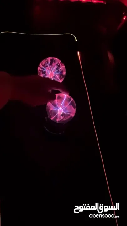 كرة بلازما تفاعلية مع الإصبع