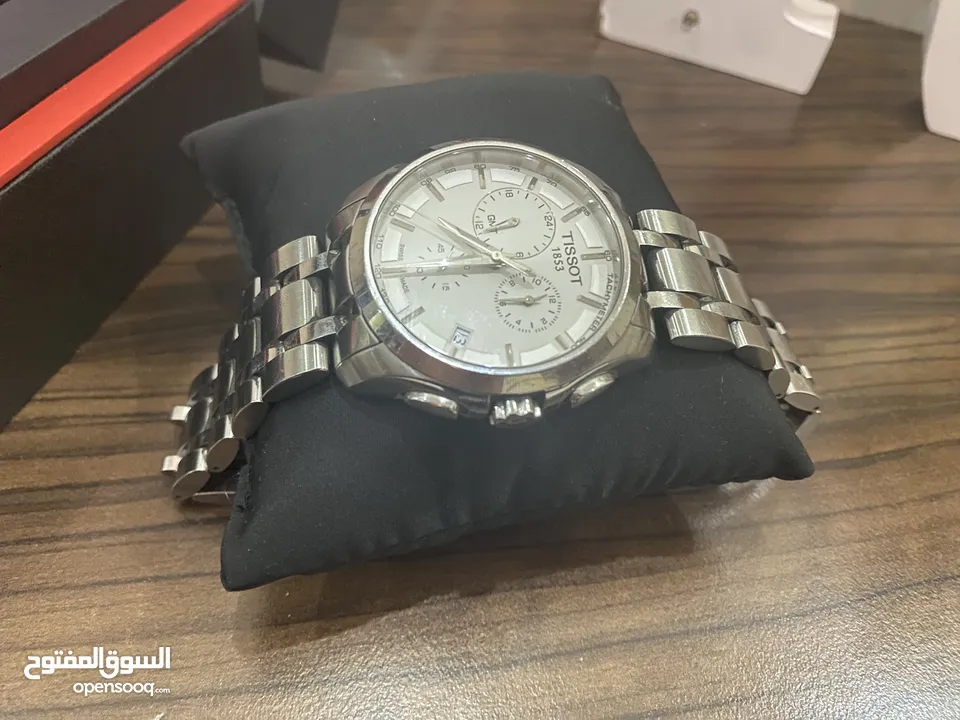 ساععه في حالة نظيفه مع الصندوق توسيت