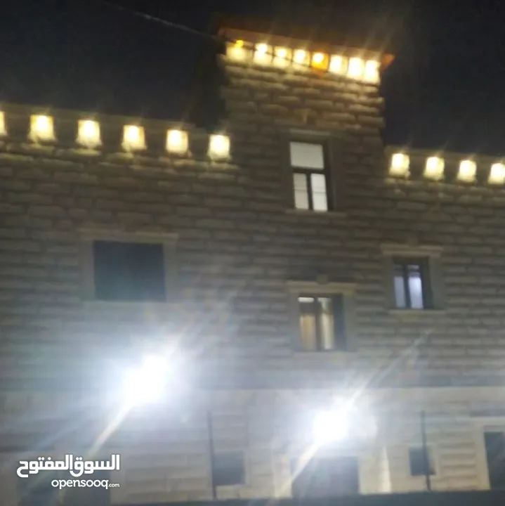 سقف مع شقتين مع محل تجاري