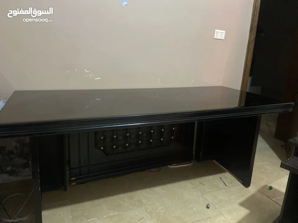 مكتب للشركات خشب اصلي مستعمل يوم واحد بحاله جديده و مكتب صغير يوجد معو
