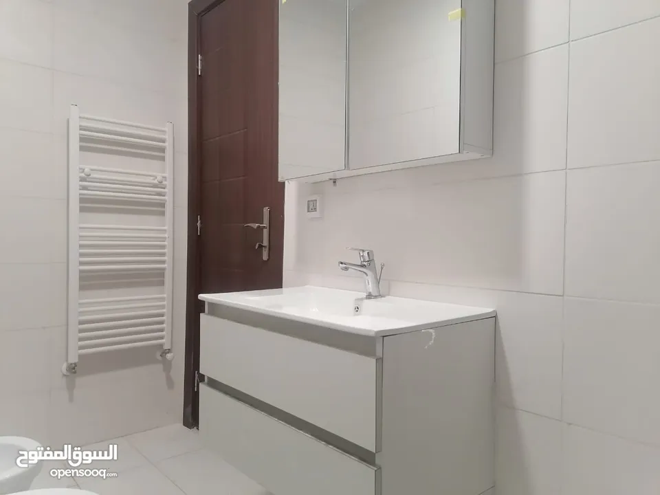 شقه ارضيه للبيع في خلدا مع ترس و مدخل خاص