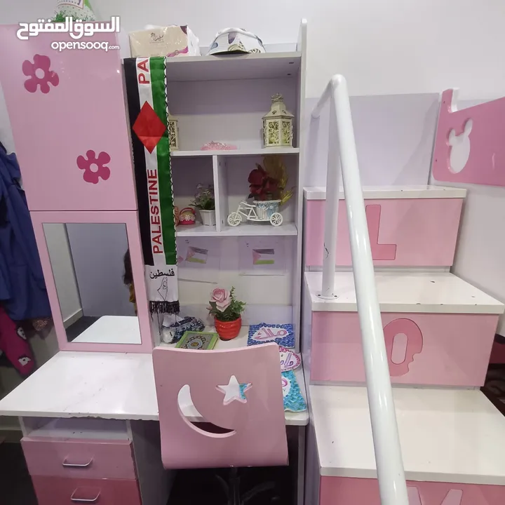 غرفة نوم بنات بحالة جيدة تختين مفردات وخزانة ومكتب مع جوارير ورفوف ومراية وكرسي دوار