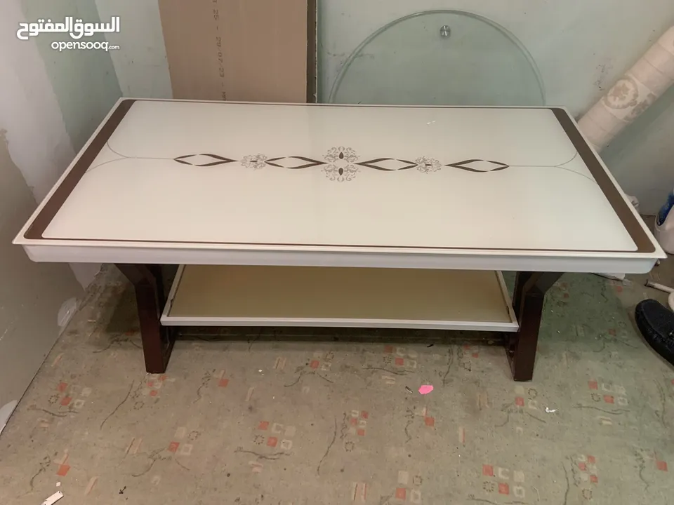 للبيع طاولة شبه حديدة - For sale, almost new table