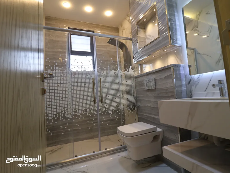 شقة طابق أخير مع روف (205م)داخلي (80م)ترس خارجي في أرقى مناطق ام حجير شفا بدران
