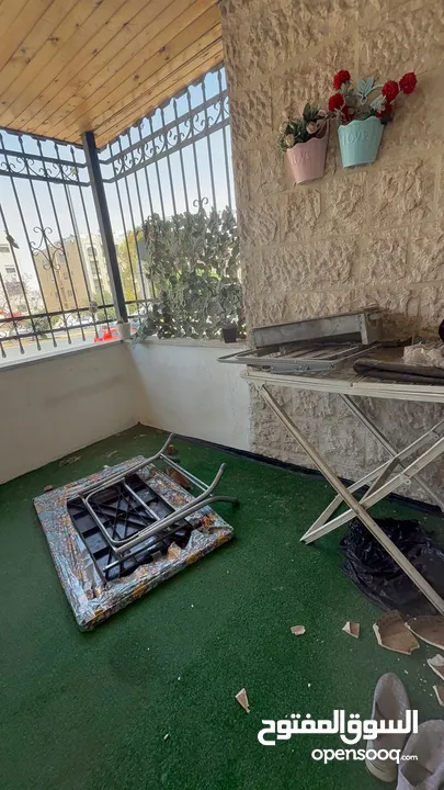 للبيع – شقة طابق أرضي مميزة في موقع استراتيجي الموقع: على شارع الاستقلال، بالقرب من المدارس والخدمات