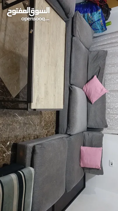 طقم كنب للبيع بسعر مغري محشي ريش واسفنج سهل الفك وسهل الغسيل لانه كل قطعة لحال