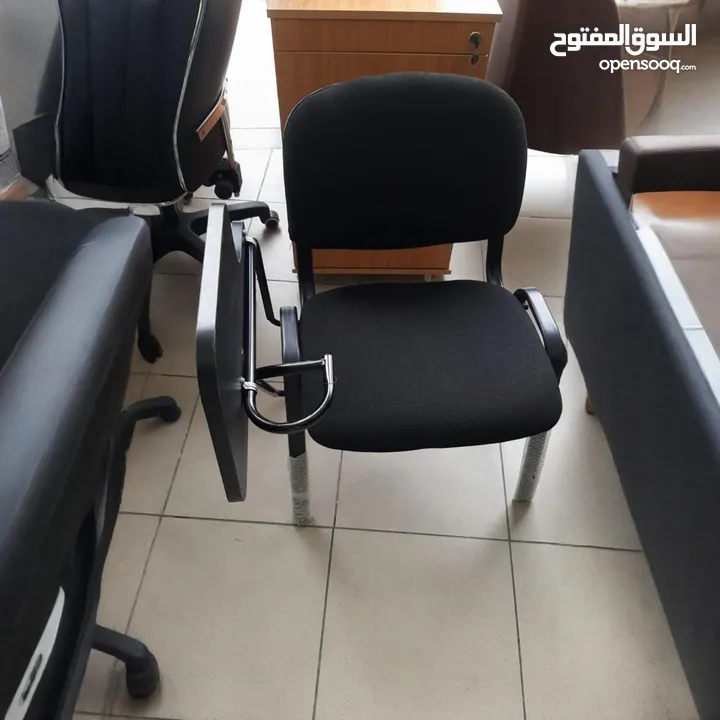 كراسي للمعاهد والجامعات وللمحاضرات التعليميه والمدارس يتحمل اوزان وقوي الكرسي يصلح لتعليم الأولاد ..