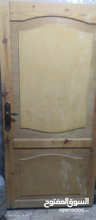 باب خشب بدون حلق وطاولة بلاستيك