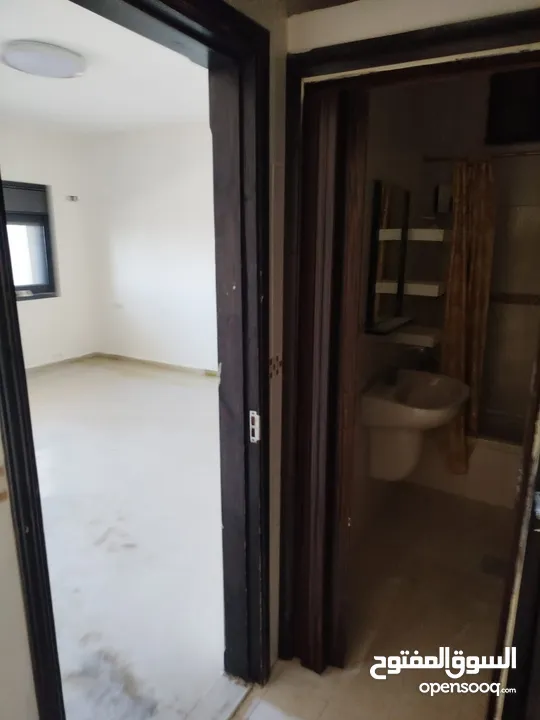 للايجار شقه مقابل المقاطعه في الارسال قرب جامعة القدس