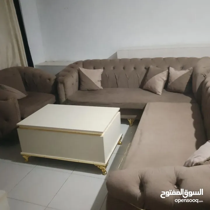 طقم كورنر للبيع مع طاولة وسط ثقيل استعمال اقل من سنة كلف جديد 400 دينار للبيع بي 150 دينار