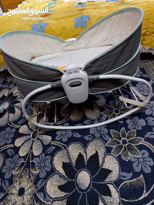 كاروك هزاز مستخدم مع سرير طفل للبيع