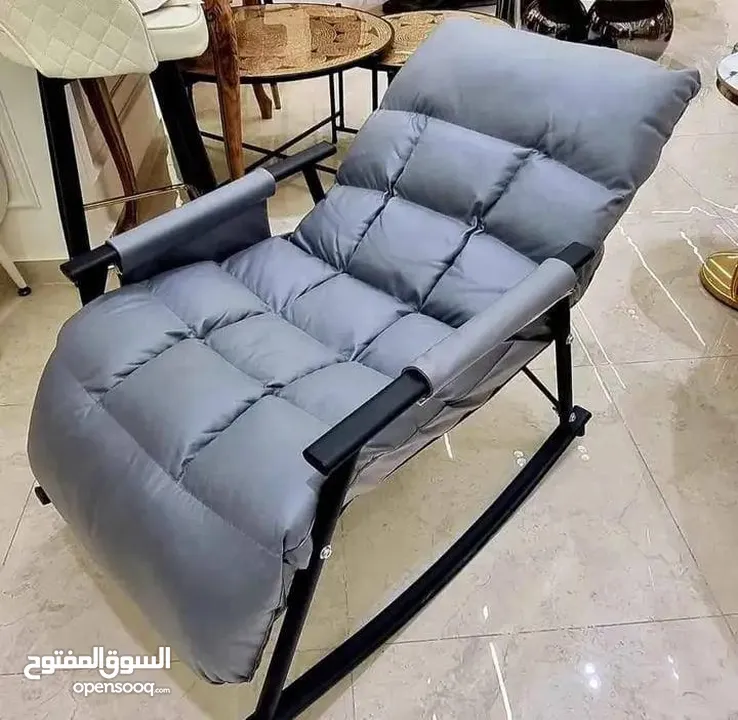 كرسي هزاز كلاسيكي قابل للطي لون رمادي تصميم عصري وأنيق باللون السكني الراقي.  راحة فائقة مع إسفنج