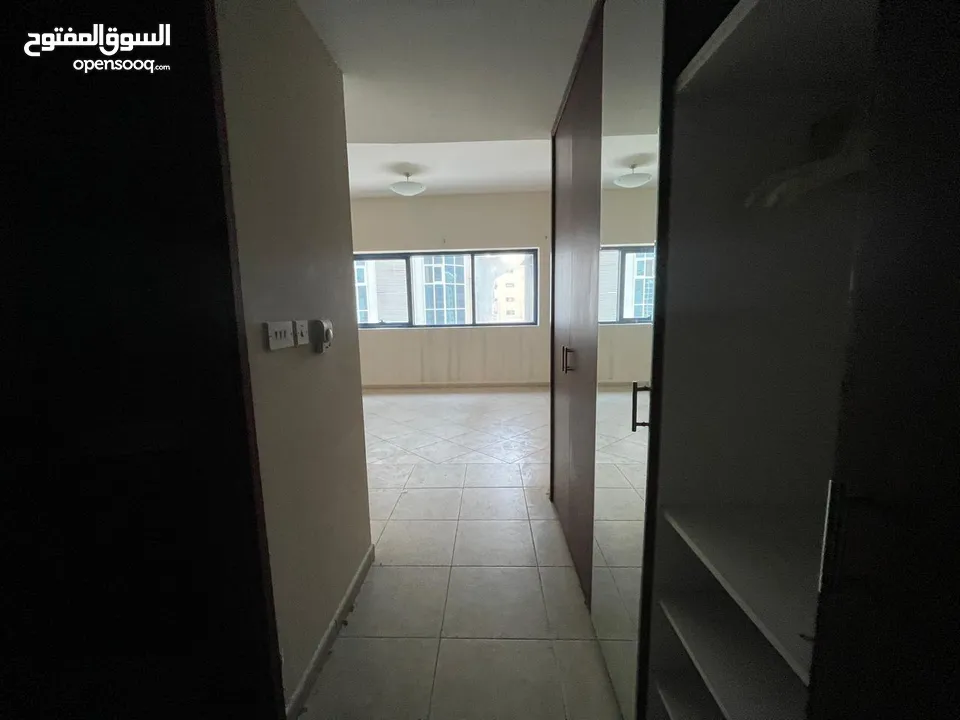 ( محمود سعد )شقة للإيجار السنوي بالشارقة المجاز   3 غرف وصالة  تكييف مجاني  باركبنج مجاني