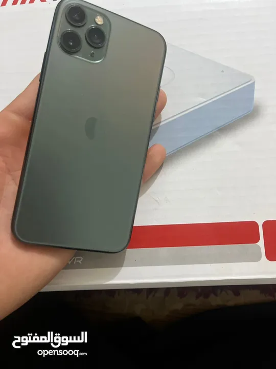 iPhone 11pro مستعمل حاله ممتازه لون زيتي سعة التخزين 256بطاريه 93 معا شاحن