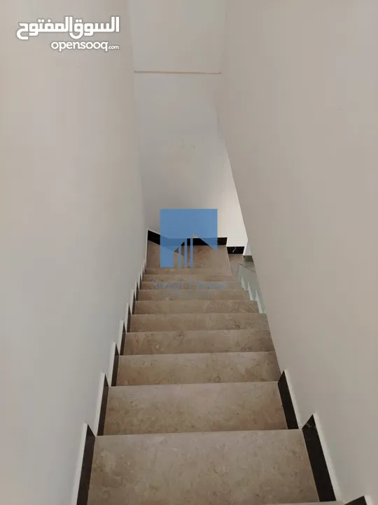 شقة أرضية فاخرة للبيع في خلدا  - خلف المستشفى السعودي 330م مع حديقة وترسات 100م لم تسكن