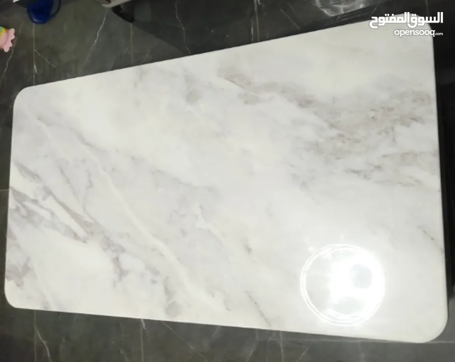 مزنون مع طاوله وسط فاخر جرانيت شبه جديد