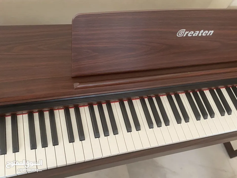Greaten piano new model amazing brownish black color no key broken functioned with metronome