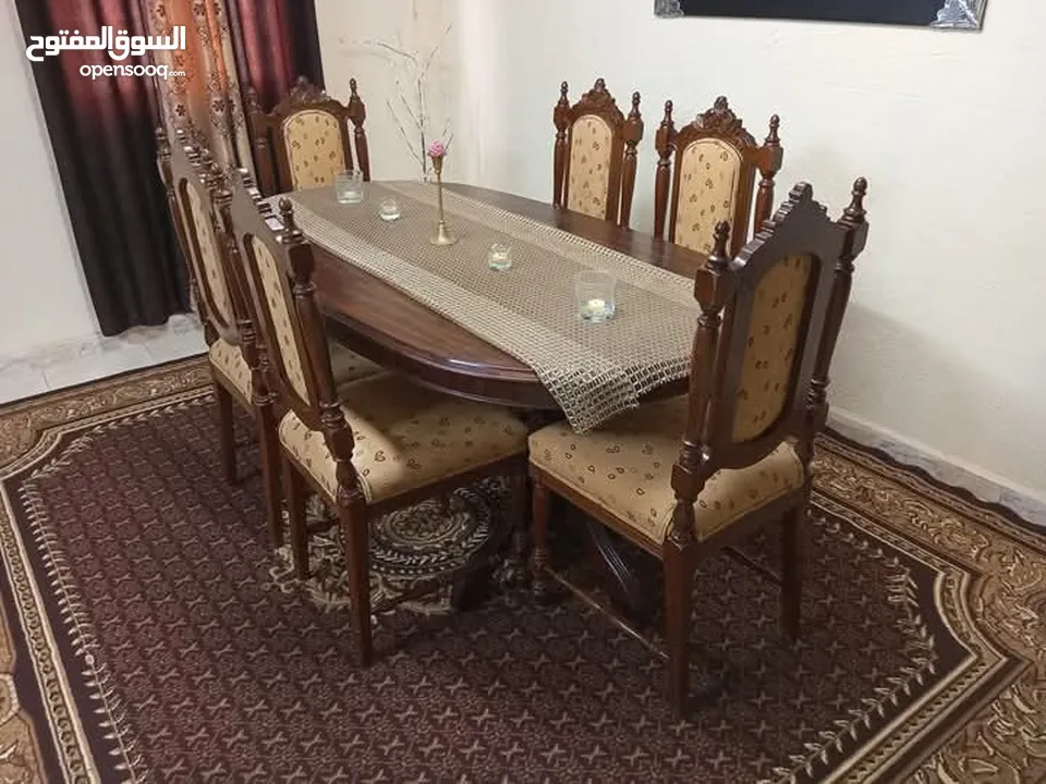 طاولة سفرة وسرير بيبي وطاولة وسط وسجادتين